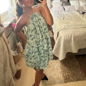 Halterneck klänning från zara - Superfin sommarklänning från zara i färgen grön med guldiga inslag, använd 1 gg❤️