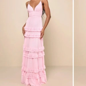 Ljusrosa balklänning - Jättefin babyrosa balklänning som är använd en gång, i andra bilden hade jag en bh som syntes då de va därför jag behövde sätta ihop klänningen med säkerhetsnål där fram!