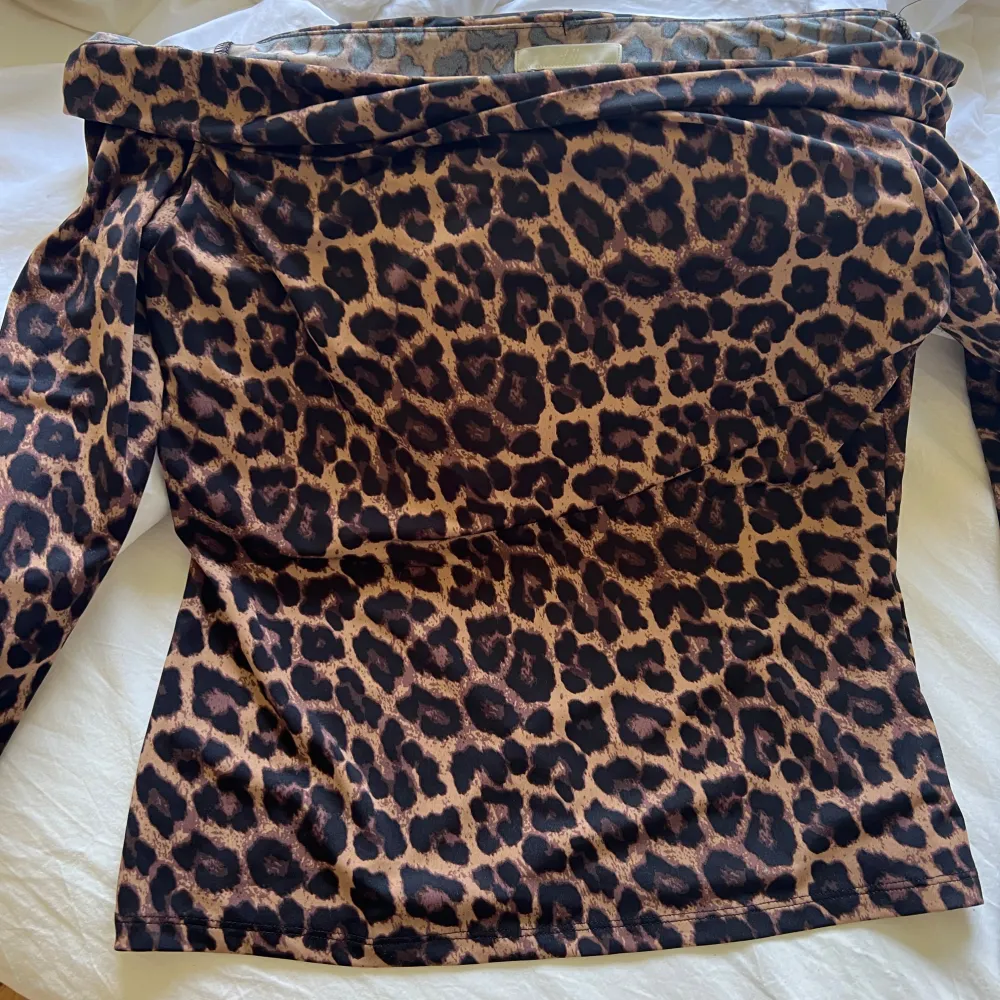 Leopard tupp off soulder Storlek s/xs. Toppar.