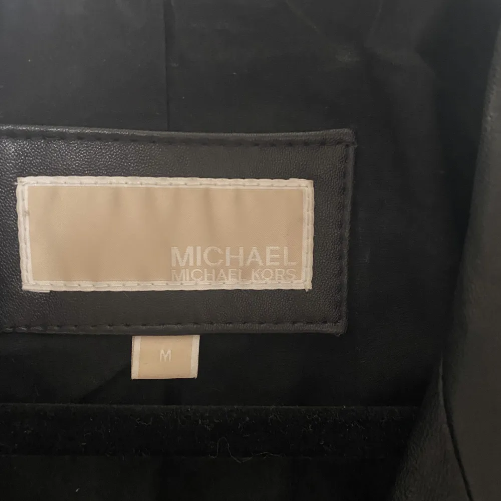 Michael kors skinnjacka med silvriga dragkedja detaljer. Använd fåtal gånger! Den är i äkta skinn/läder. Otroligt bra skick! Säljes pga att den inte används:(. Jackor.