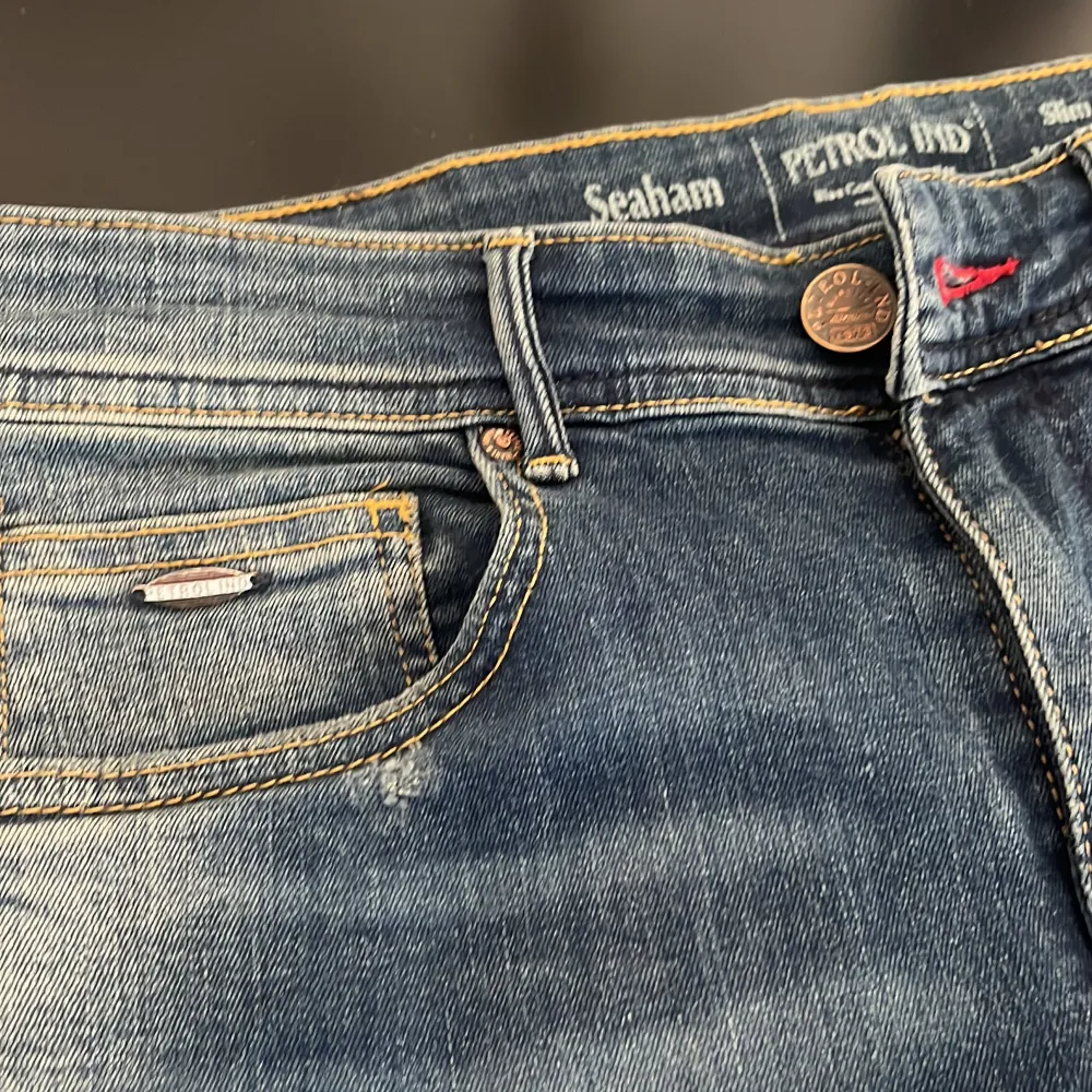 Ett par sköna petrol industries jeans me nice slitningar i storlek 31W | 32L men dom passar mindre.  Nypris ca 1399kr.  Hör av er vid fler frågor eller funderingar. Jeans & Byxor.