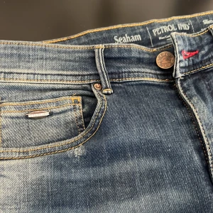 Petrol industries jeans  - Ett par sköna petrol industries jeans me nice slitningar i storlek 31W | 32L men dom passar mindre.  Nypris ca 1399kr.  Hör av er vid fler frågor eller funderingar
