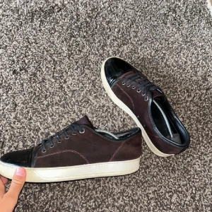 Bruna sneakers från Lanvin - Säljer ett par lanvin captoes i välldigt bra skick endast lite slitningar på sulan. St 7 vilket motsvarar 42-43