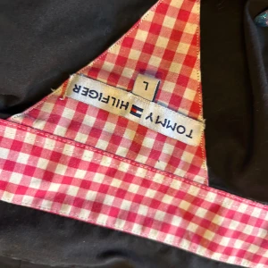 Tommy hilfinger skjorta - Mycket fin, oanvänd tommy skjorta🌸  Den passar perfekt till alla tillfällen ✨