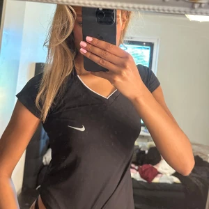 Nike träningströja - Använd 2 gånger. Den är ganska lång men är skön och lätt att träna i