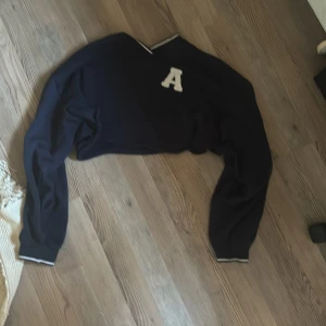 Croppad tjocktröja - Croppad tjocktröja med tryck