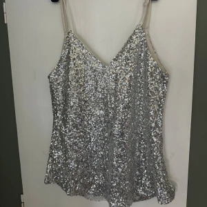Glitter linne - Linne med silvriga paljetter, perfekt för fest, storlek S💓 Tryck gärna på köp nu