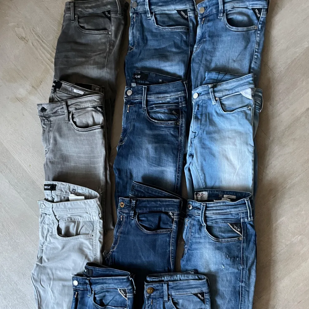 Säljer en samling av replay jeans i olika nyanser av blått och grått. Perfekt för alla tillfällen! Fråga om ett speciellt par eller storlekar kan ni göra i DM. 450kr per par jeans. 800kr för 2 par. . Jeans & Byxor.