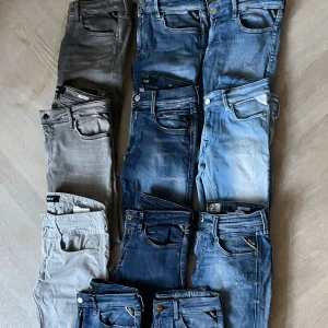 7st replay jeans - Säljer en samling av replay jeans i olika nyanser av blått och grått. Perfekt för alla tillfällen! Fråga om ett speciellt par eller storlekar kan ni göra i DM. 450kr per par jeans. 800kr för 2 par. 