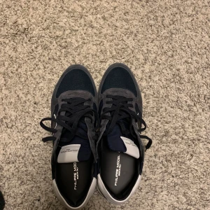 Philippe Model skor  - Säljer mina Philippe Model rockrunner då de aldrig riktigt kom till användning. Skicket är mycket bra och box och extra snören tillkommer vid köp! Vid frågor är det bara att höra av sig!