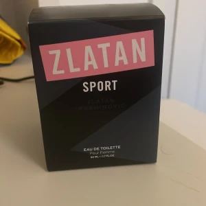 Helt ny Zlatan parfym - Säljer en helt ny zlatanparfym med förpackning, aldrig använt mer än ett sprut därför väldigt nyskick. Säljer för 200kr då jag har massa andra parfymer💗 skriv för funderingar