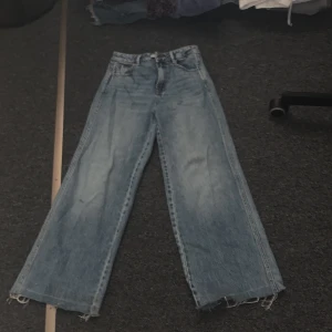 Baggy/straight jeans - Jeans från stradivarius. Kan stryka innan jag skickar de! Skriv för mer bilder var lite trött när jag tog dehär. Säljer då det inte är min stil. 