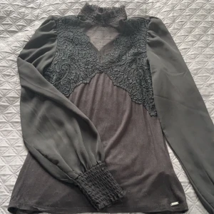Svart blus  - Svart blus, använd ca 5 gånger. Inga fläckar och inget som är sönder. Köpt på zalando för 499kr. 
