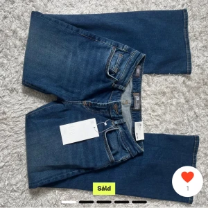 Blå jeans från LTB - Säljer ett par snygga blå jeans från LTB. De är midwaist och bootcut. Köpta helt nya från Plick därav lånade bilder. När jag köpte var dom helt nya, jag har endast använt en gång. Säljes då de är lite för korta på mig som är 170. Frågor? Kontakta mig