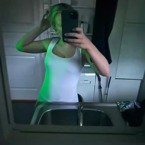Zara topp - En zara topp som är använd en del men inga defekter!  🌸