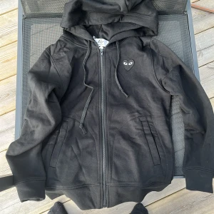 Cdg Kofta - En svart cdg kofta som aldrig har blivit använd, Storlek S