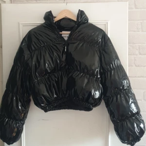 Steve Madden - Svartlackad Puffer Jacket - Inköpt 2022 från Nelly för 679 kr. Använd endast en gång.