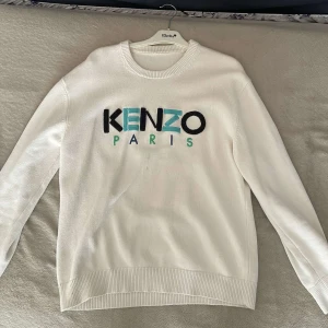 Kenzo tröja - Tjena, säljer denna fantastiska kenzo tröjan, just för att den har blivit liten på mig, skicket 8/10, passar till allt möjligt