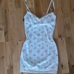 Vit miniklänning - Söt, tunn klänning! Använd fåtal gånger. Liten i storlek