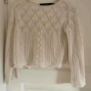 Söt stickad topp  - Fin topp från Vero Moda 💕Köpt från SALT men är från Vero Moda💓Hör gärna av dig innan köp