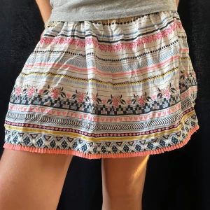Mönstrad volang kjol - Jättecool mönstrad volangkjol som tyvvär inte kommer till användning❤️ Kjolen är i 146-152 men passar mig som vanligtvis har xxs-xs