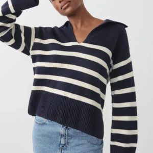 Stickad tröja - Jättefin sickad tröja från Gina tricot som inte säljs längre. Storlek S, passar XS - L.  Nästintill oanvänd, Inga defekter. Hör av dig vid funderingar!☺️ 