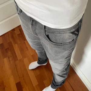 Replay jeans - Sköna Replay jeans i bra skick och riktigt snygg färg som är perfekt nu till hösten | storlek W33 L32 | modell ANBASS | skriv privat för mer information.
