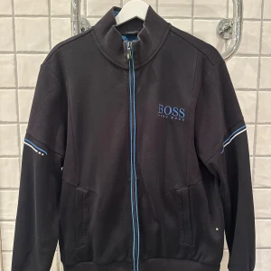 Hugo Boss zip up - Hugo boss zip up i storlek L men sitter nog mer som M Skicket är bra bortsett från två små hål på högerarmen som ni kan se på sista bilden Skicket 8/10