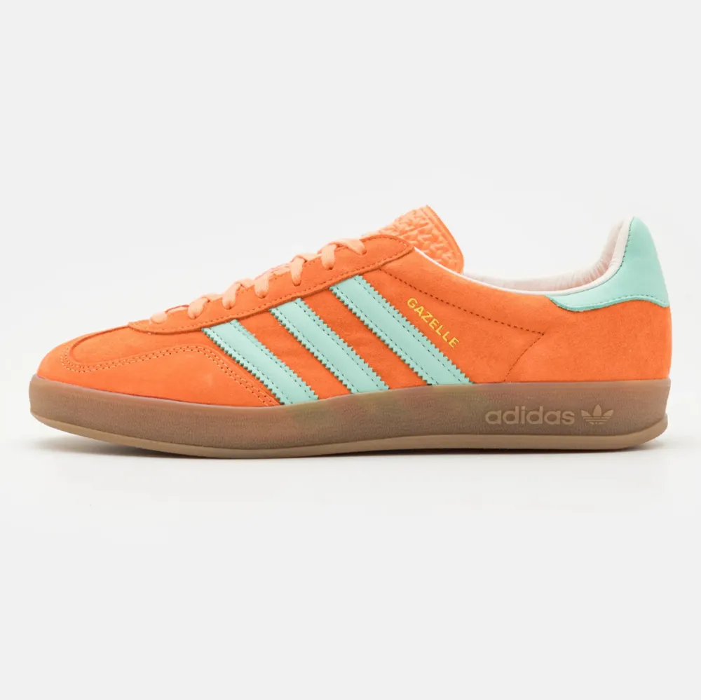 säljer mina älskade adidas gazelles. Knappt använts och är i bra skick! säljer för att jag har för många skor🧡. Skor.