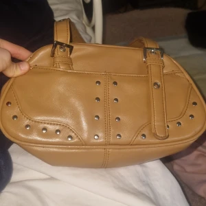 En kort fin väska - En fin hand väska hsr anvönt den typ 1 gång men har ingen andvändning av den så ni kanse har det