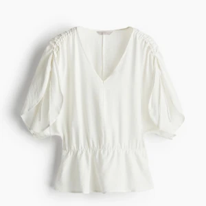 Superfin vit blus  - Vit blus från hm, säljer för att den inte kommer till användning! Använd fåtal gånger💕( som ny ) nypris-200kr