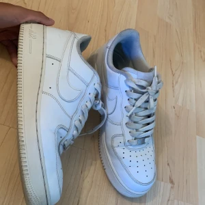 Nike air force vit - Storlek 42,5, skick 5/10, finns mycket liv kvar i dem men är lite smutsiga och creasade men inget som inte går att fixa. priset är inte hugget i sten, först till kvarn.