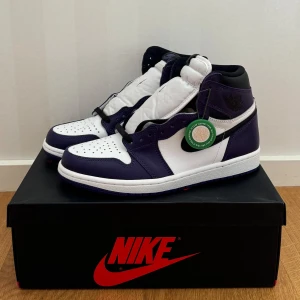 Air Jordan 1 High Court Purple 2.0 - Säljer mina Jordan 1 Court purple 2.0 i storlek 41. Skorna är DS alltså aldrig använda. Pris kan diskuteras vid snabb affär. Nypris på dessa ligger runt 4500-6000kr.