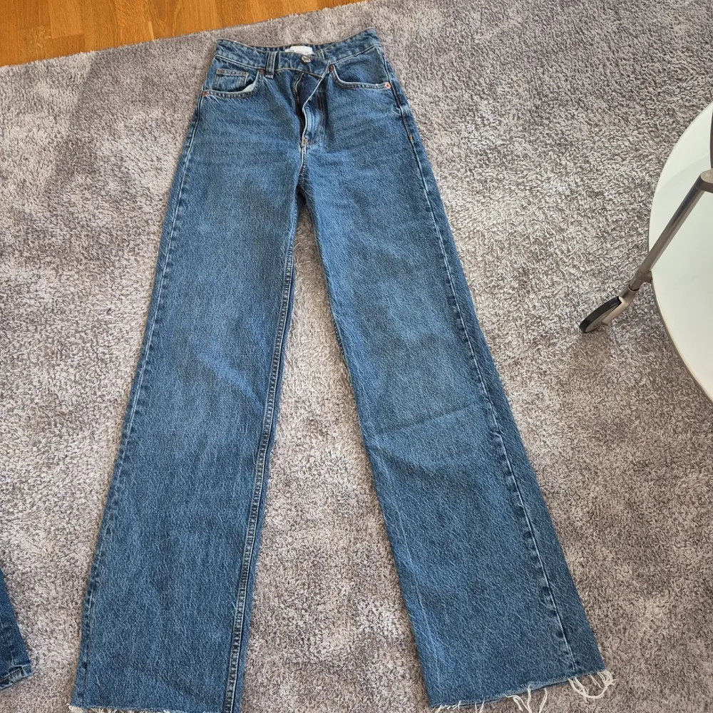 Blåa jeans från Zara stl 32. Jeans & Byxor.