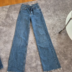 Jeans från Zara - Blåa jeans från Zara stl 32
