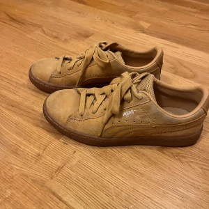Sneakers  - Puma skor i senapsgul färg 