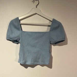 Blå topp - Jättefin blå topp med fin urringning Använd men i väldigt fint skick