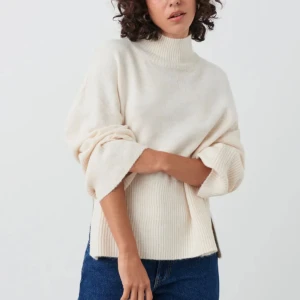 Stickad polo tröja - Stickad tröja med polokrage från Ginatricot i ljusbeige. Slutsåld på hemsidan. Den har använts och är ganska nopprig men fortfarande välomhändertagen.