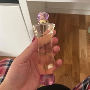 Äkta Versace woman parfym  - Endast använd 5 gånger. Doftar blommigt och fräscht. Nypris 450 