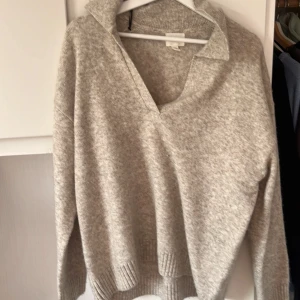 Stickad obersized tröja med krage - Kommer tyvärr inte till användning då den är för stor för mig, men använd typ 2 ggr