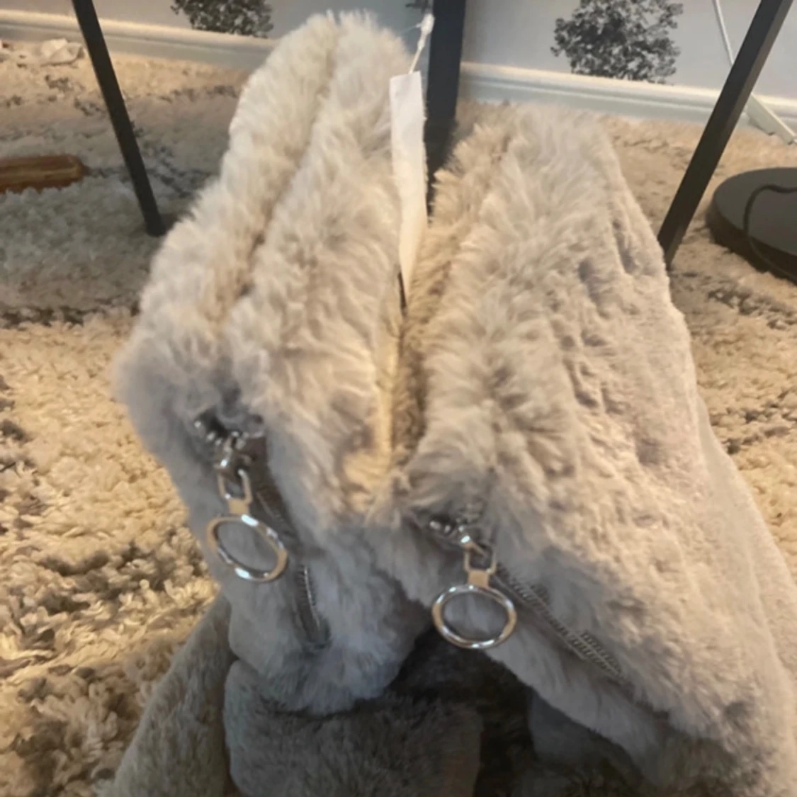 Grå fluffiga boots med dragkedja - 1