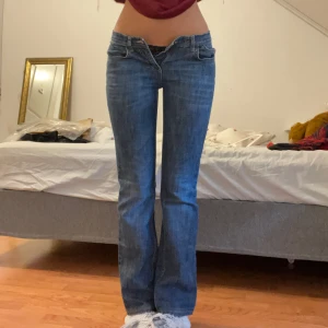 Jeans - Lågmidjade bootcut jeans som tyvärr är lite för små för mig. Midjemått 36cm, innerbenslängd 75cm 😁❤️