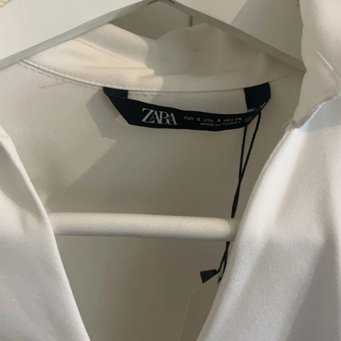 Säljer nu denhär fina zara klänningen för den inte passar mig men helt oanvänd  - 91