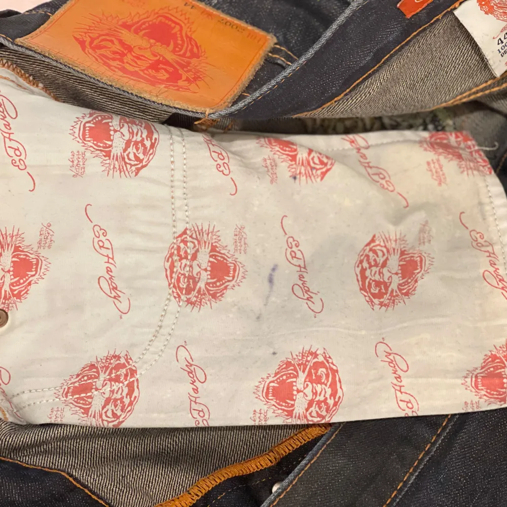 Säljer ett par ascoola baggy Ed Hardy jeans! Dem är eltejpade upp i benen (kan skicka bild) då dem är alldeles för långa för mig (165)❤️Har lite små fläckar/missfärgningar❤️. Jeans & Byxor.