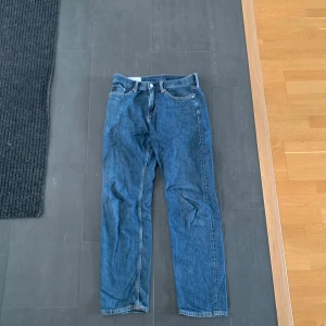 Blå jeans från H&M - Säljer ett par blå jeans från H&M i relaxed fit. Har inte använt dem på ett bra tag med skicket är väldigt bra