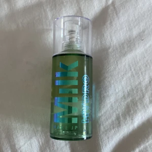 Hydro Grip Primer från Milk Makeup - Säljer en Hydro Grip Primer från Milk Makeup. Denna primer har en grönaktig ton och kommer i en genomskinlig flaska med pump. Perfekt för att ge en jämn och hållbar bas för smink.