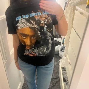 Svart t-shirt med tryck - Cool svart t-shirt med stort tryck på framsidan. Text 'ALL EYEZ ON ME'. 💙