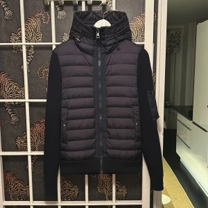  cardigan från Moncler - Tja! Säljer nu denna tvär feta Moncler cardigan. Har knappast används då den är lite kort på mig. Skick 10/10. Vi frågor eller funderingar är det bara att kontakta mig. Jackan är självklart äckta. Pris ej hugget i sten.😊