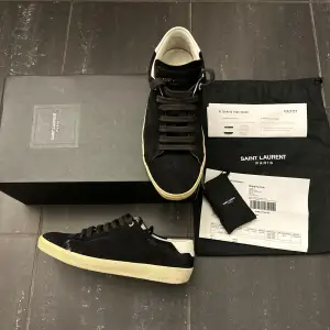 Säljer ett par stilrena svart-vita sneakers från Saint Laurent. Storlek 41, kan tänka mig gå ner i pris vid snabb affär🤝 hör av dig om du har frågor eller vill ha mer bilder👌