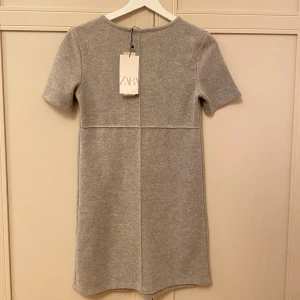 Grå klänning från ZARA - Säljer en superfin grå klänning från ZARA, aldrig använd. Lite tjockare material, perfekt när det är lite kallare ute. Storlek S💕